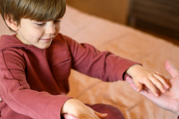 Séance de kinésiologie pour enfant à Nancy avec Perle Huguenin