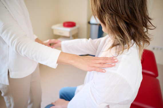 Séance de kinésiologie pour adulte dans le cabinet de Perle Huguenin à Nancy